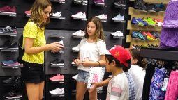 Les pidieron monedas en la calle y ellas los llevaron a comprarse zapatillas