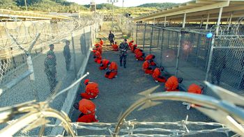 Presos en Guantánamo: una noticia buena y una mala para los inmigrantes detenidos