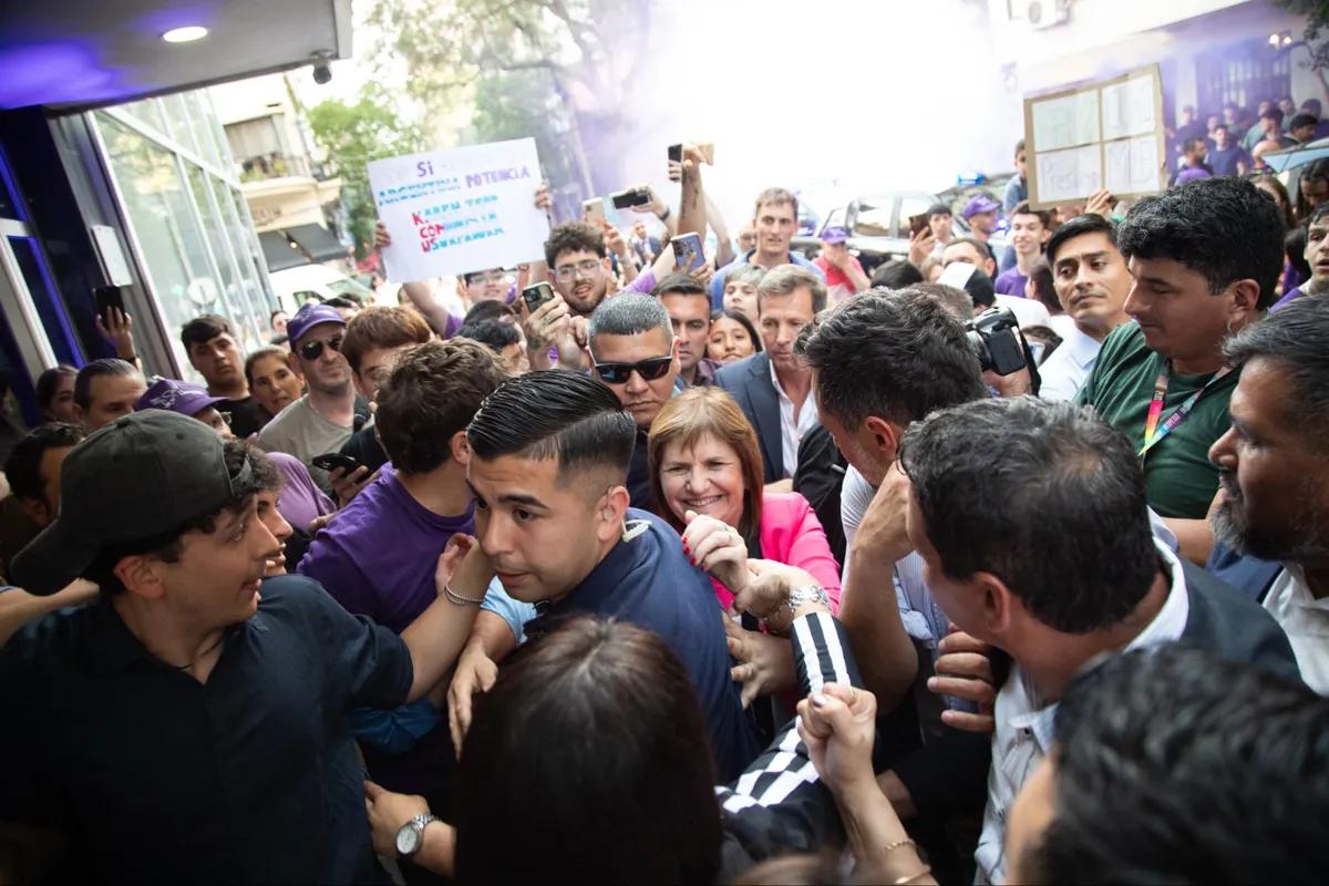 La ministra de Seguridad y candidata a diputada nacional, Patrica Bullrich, avanza entre la multitud.