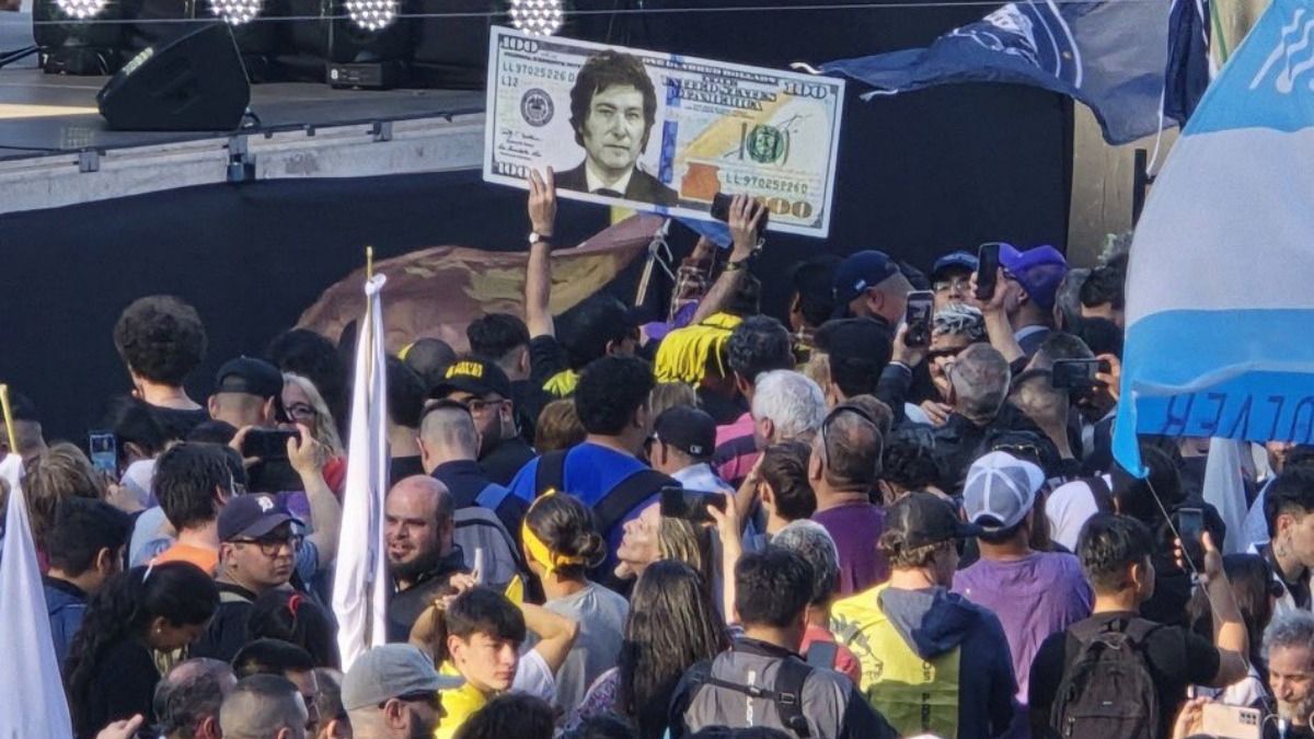 Desde temprano, los simpatizantes de Milei colmaron Parque Lezama. Desde temprano, los simpatizantes de Milei colmaron Parque Lezama.