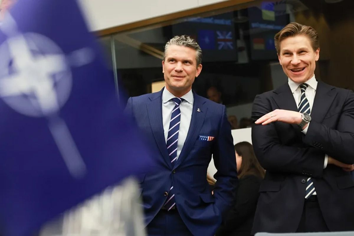 El secretario de la Guerra de Estados Unidos, Pete Hegseth y el ministro de Defensa de Finlandia, Antti Hakkanen, en una reuni&oacute;n de la OTAN sobre Ucrania el pasado octubre en Bruselas (Archivo). Cr&eacute;dito: EFE/EPA/Olivier Hoslet.