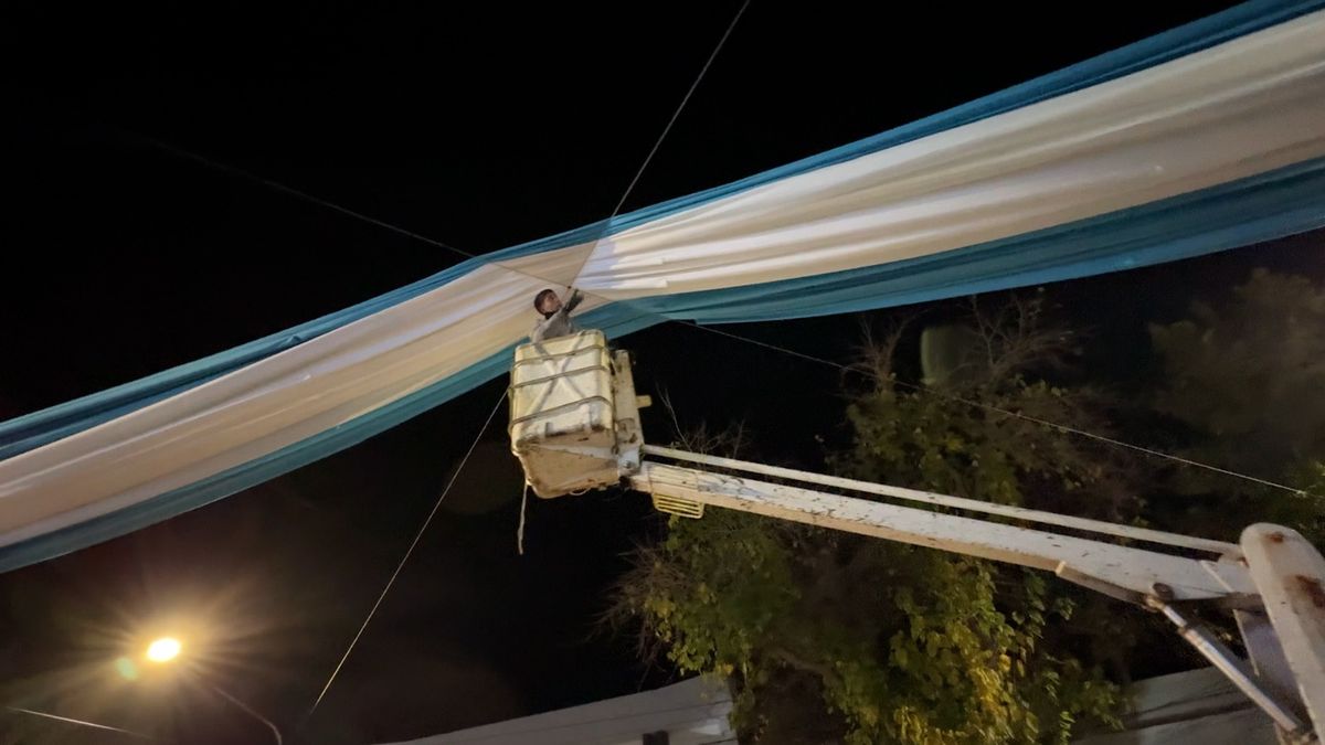 Montaje de una bandera larguísima en los techos de la avenida. Montaje de una bandera larguísima en los techos de la avenida.