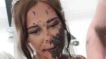 Caminaba hacia el altar a casarse, apareció su cuñada y bañó a la novia con pintura negra Caminaba hacia el altar a casarse, apareció su cuñada y bañó a la novia con pintura negra