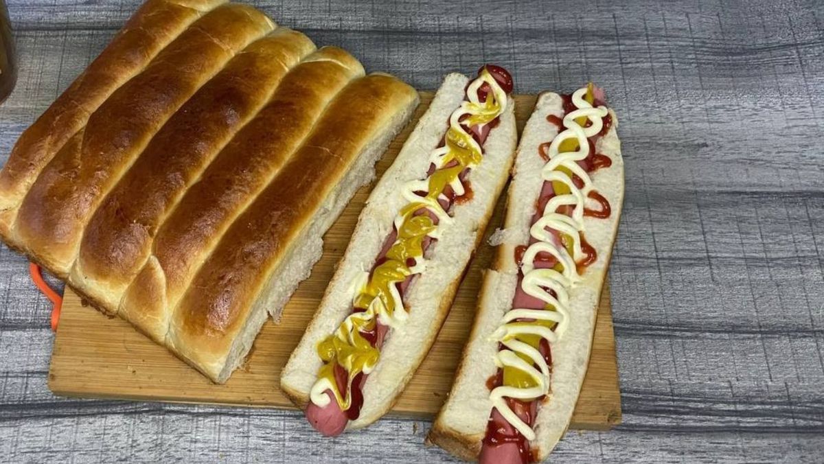 Un paquete de 6 salchichas largas con pan artesanal se puede comprar a $1712 en la Feria Comunitaria "El Reloj" del Mercado Central Un paquete de 6 salchichas largas con pan artesanal se puede comprar a $1712 en la Feria Comunitaria "El Reloj" del Mercado Central