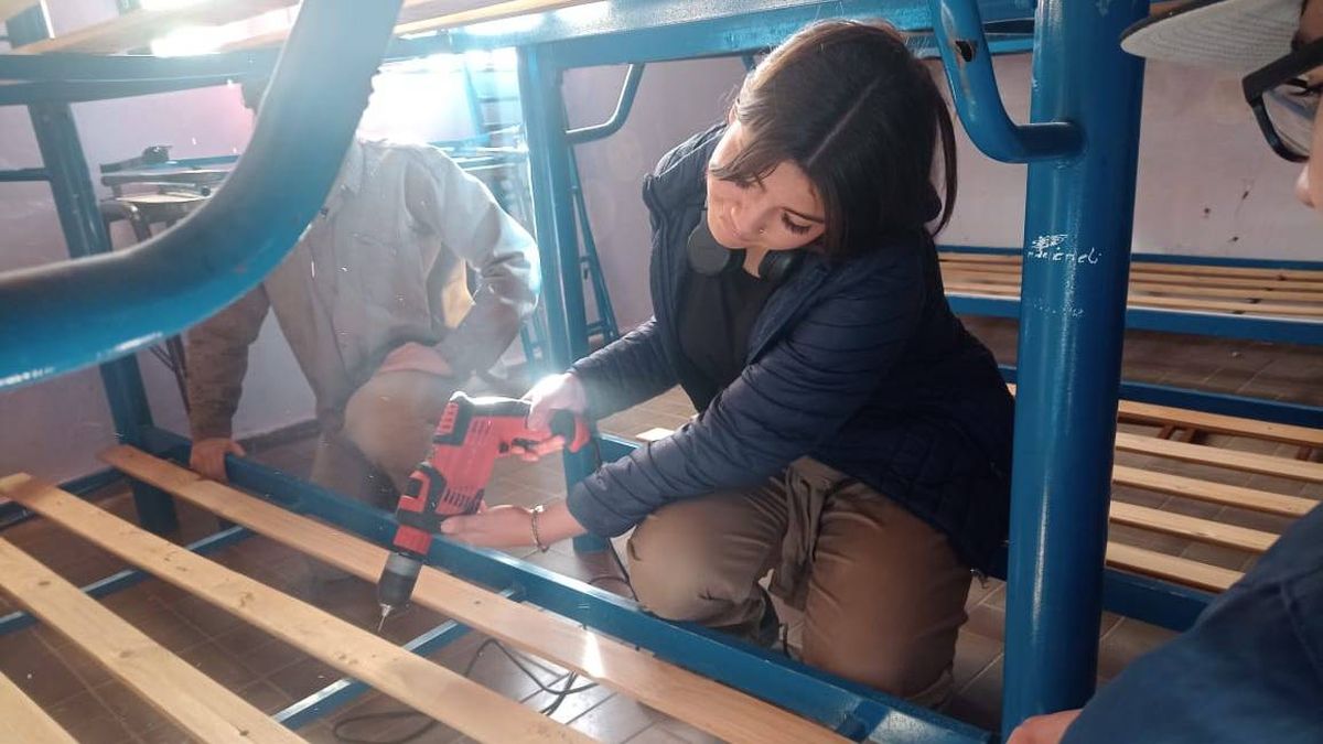 A trabajar. Todo el mundo se puso al hombro las reparaciones necesarias en la escuela albergue de Lagunas del Rosario. A trabajar. Todo el mundo se puso al hombro las reparaciones necesarias en la escuela albergue de Lagunas del Rosario.