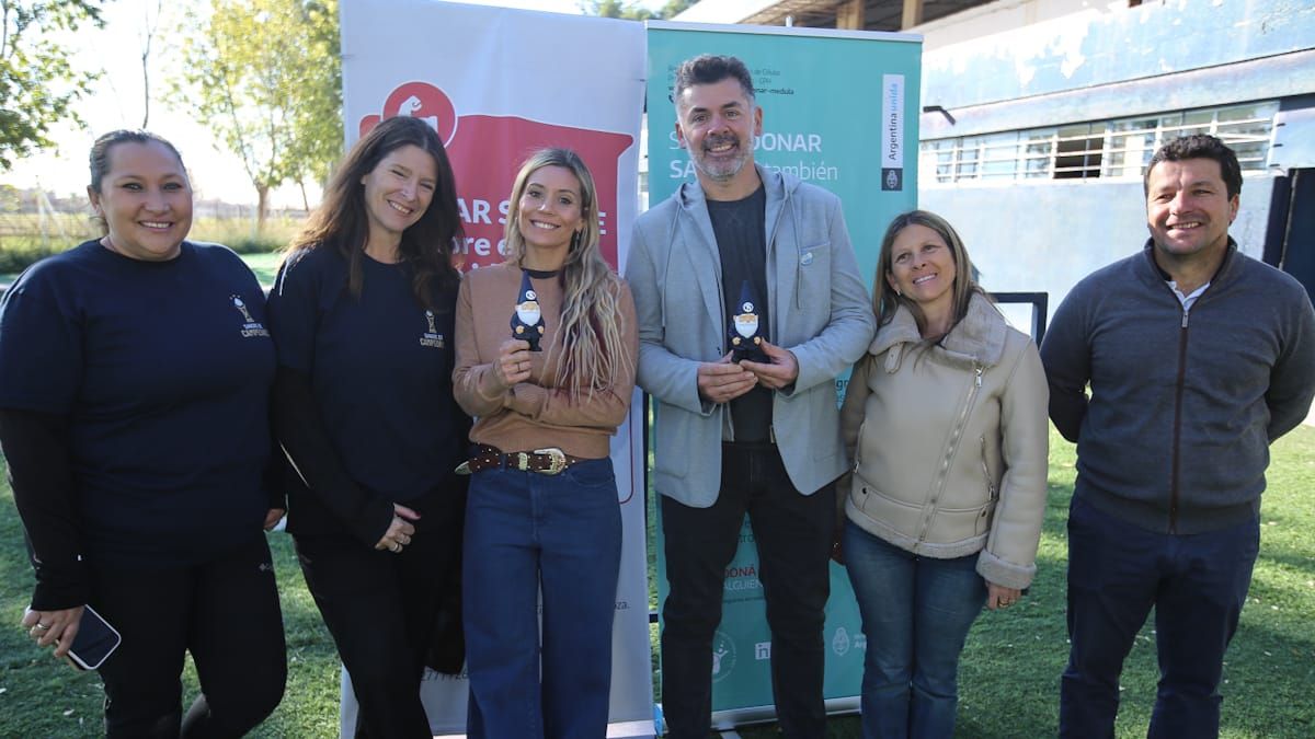 De izquierda a derecha, Érica Gémez parte del equipo de Fundación Grupo América; Gabriela Alé, directora ejecutiva de la Fundación, Barbarita Vila, directora de la Fundación junto a Rodolfo Fernández, titular del Incaimen, Marcela Conna parte del equipo de hemoterapia y Pedro Ruiz, titular del Centro Regional de Hemoterapia, conformes con el éxito de la jornada solidaria. De izquierda a derecha, Érica Gémez parte del equipo de Fundación Grupo América; Gabriela Alé, directora ejecutiva de la Fundación, Barbarita Vila, directora de la Fundación junto a Rodolfo Fernández, titular del Incaimen, Marcela Conna parte del equipo de hemoterapia y Pedro Ruiz, titular del Centro Regional de Hemoterapia, conformes con el éxito de la jornada solidaria.