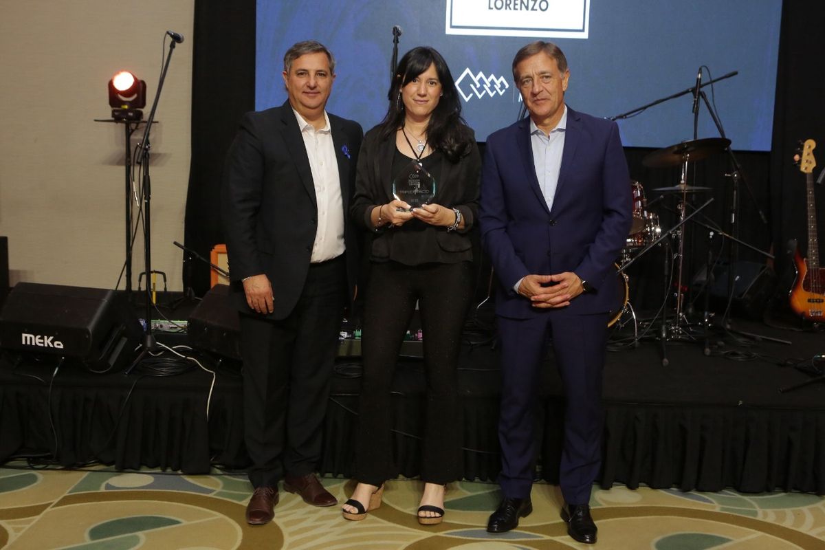 Andrés Zavattieri, Presidente AEM y el Gobernador Rodolfo Suárez entregaron el premio a Jimena Ayala, de Sílice.