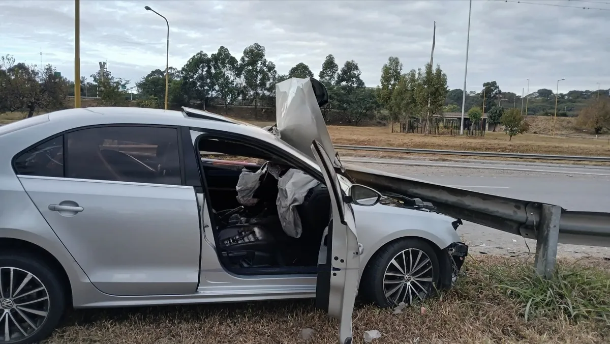 Accidente. Un auto atravesó un guardarrail pero no hubo heridos. Accidente. Un auto atravesó un guardarrail pero no hubo heridos.