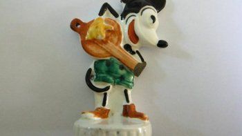 Una figura de Mickey Mouse en el campo de Auschwitz