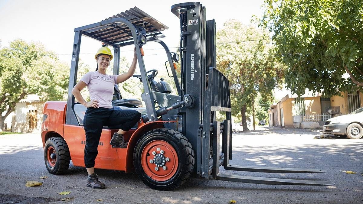 Una sonrisa en una pausa de trabajo. Silvina es fanática de su hijo, que corre en motocross. Una sonrisa en una pausa de trabajo. Silvina es fanática de su hijo, que corre en motocross.