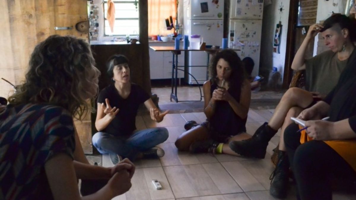 Ronda de charla con las brigadistas autoconvocadas de Los Chañares. (Foto: Lourdes Karen Antonella Sauch) Ronda de charla con las brigadistas autoconvocadas de Los Chañares. (Foto: Lourdes Karen Antonella Sauch)