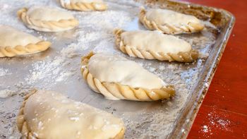 El truco para que no se abra el repulgue de la empanada en el horno y se salga todo el relleno El truco para que no se abra el repulgue de la empanada en el horno y se salga todo el relleno