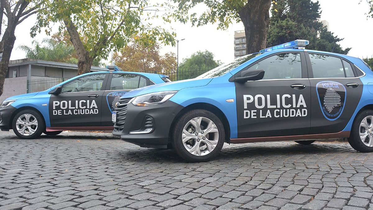 El hombre que era perseguido por efectivos de la Policía de la Ciudad chocó contra otro automóvil y murió en el acto, en Parque Chacabuco. La Justicia investiga si hubo algún tipo de exceso