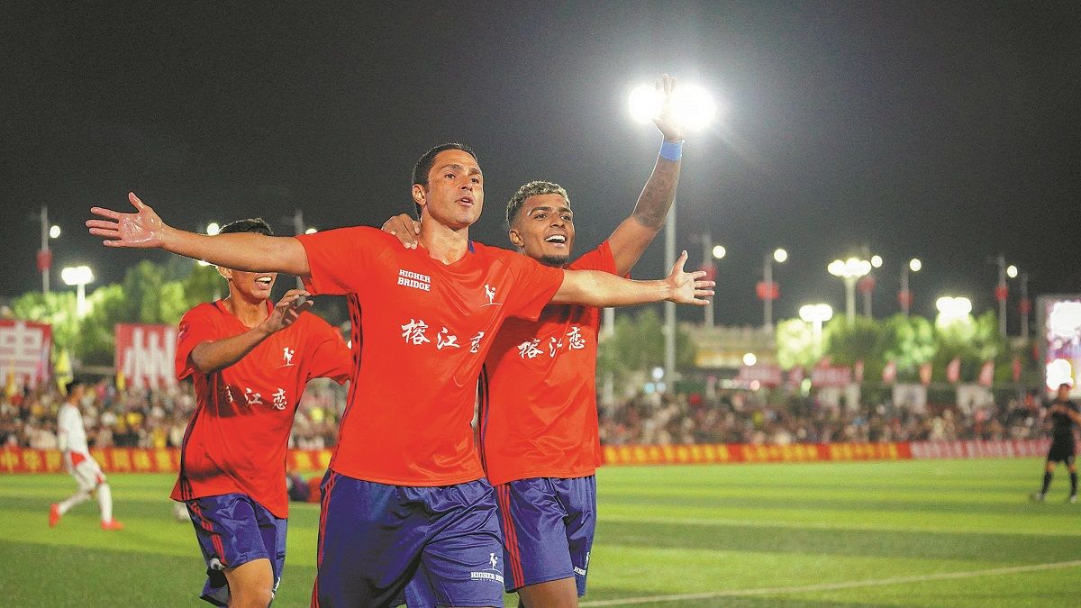 Jugadores brasileños celebran tras anotar un gol durante un partido amistoso contra China en el condado de Rongjiang