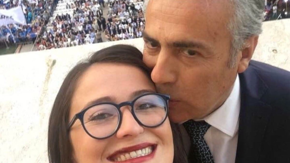 Alfredo Cornejo y su hija Constanza, quien le anunció este martes, Día Internacional de la Mujer, que será mamá.