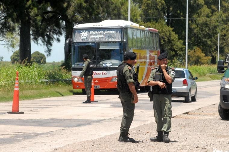 Gendarmería Nacional detuvo a dos ciudadanos chilenos que llevaban un arsenal a Mendoza. Gendarmería Nacional detuvo a dos ciudadanos chilenos que llevaban un arsenal a Mendoza.