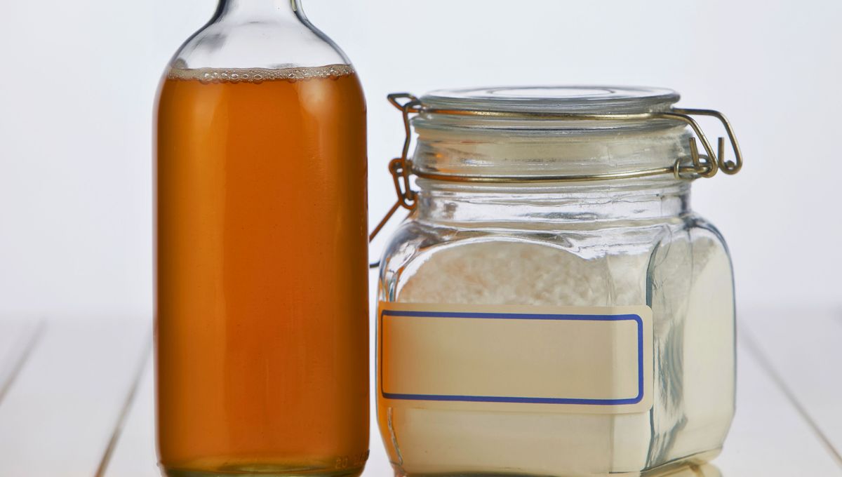 Deja que el vinagre actúe por unos minutos y evita refregar con esponjas muy filosas. Deja que el vinagre actúe por unos minutos y evita refregar con esponjas muy filosas. 