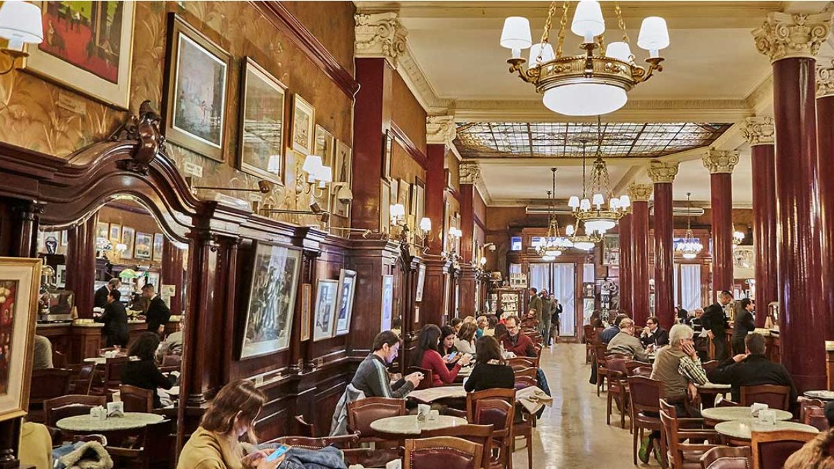 El café El Tortoni es un histórico de Buenos Aires. El café El Tortoni es un histórico de Buenos Aires.