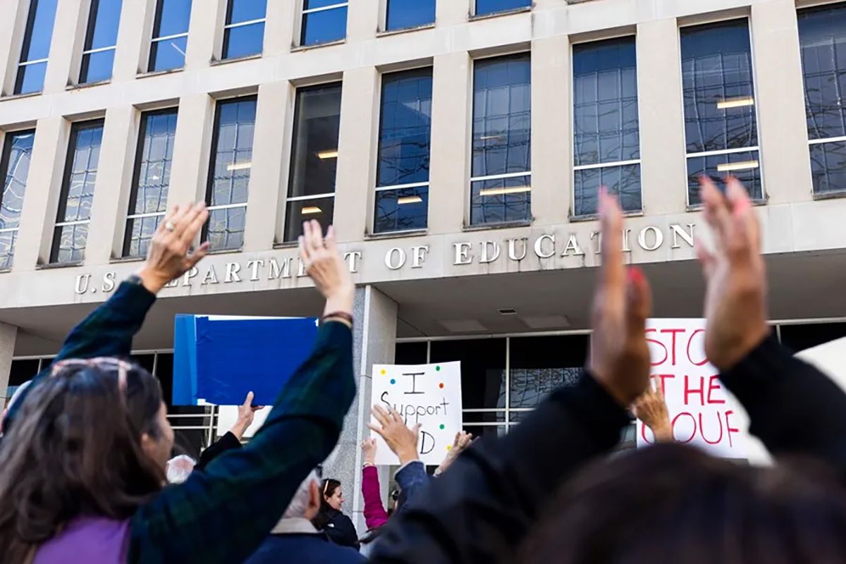 Personas expresan su respaldo al Departamento de Educación de Estados Unidos y el rechazo a las medidas del presidente Donald Trump