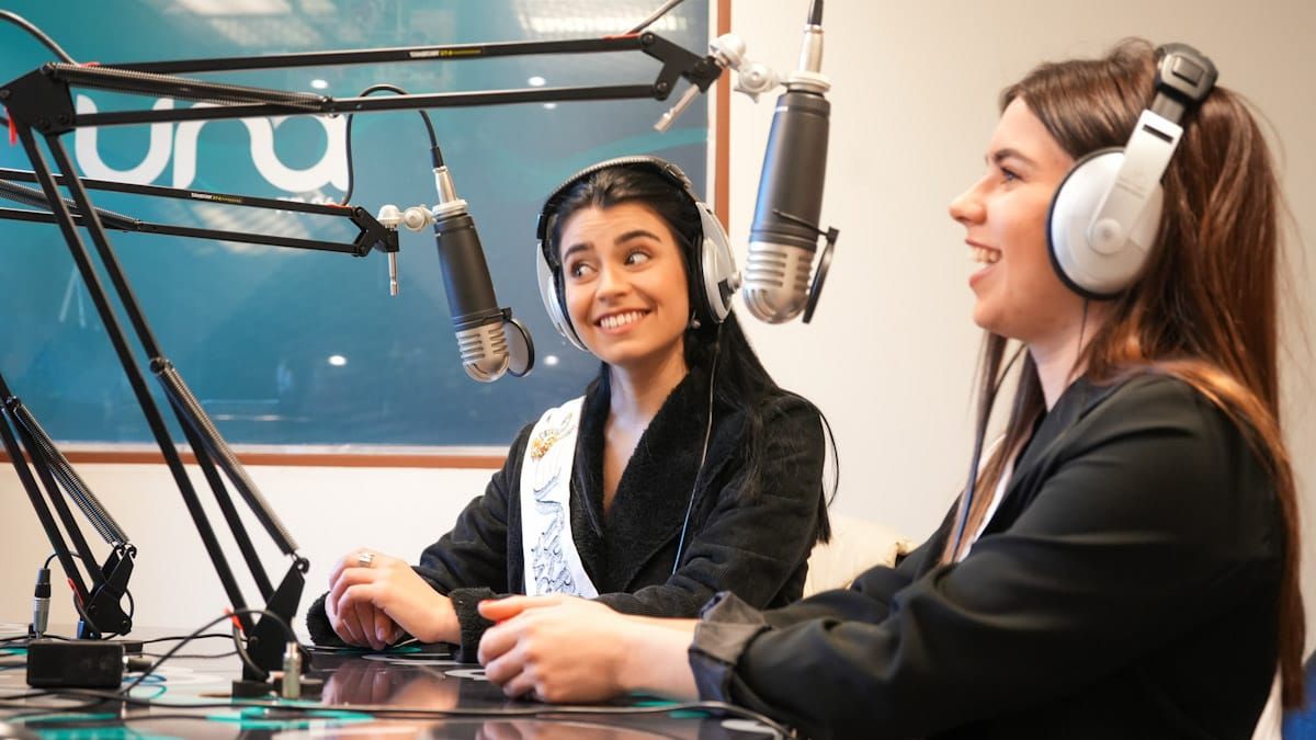 Ana Laura, Reina Nacional, y Gemina, Virreina, en los estudios de FM UNA, en donde también contaron acerca de su participación en la campaña solidaria Frío Cero.