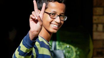 El joven musulmán que fue arrestado por crear un reloj recibe mucho dinero en donaciones