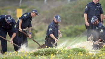Dos niños descubrieron una bebé enterrada en una playa de Australia