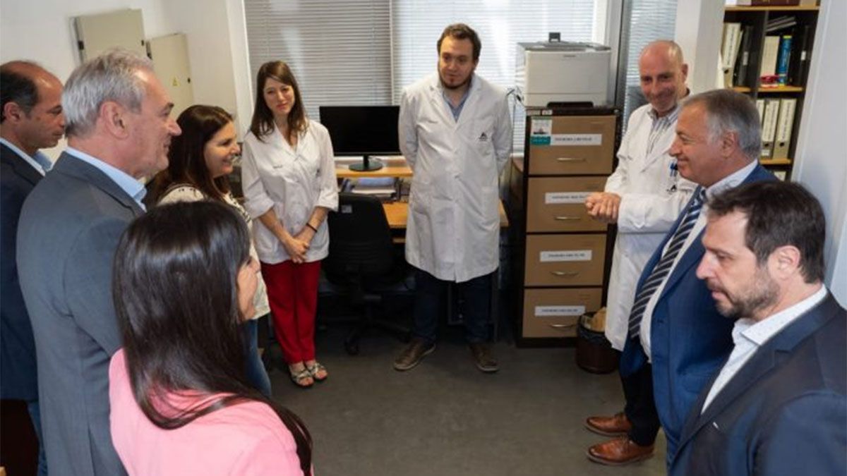 El procurador de la Corte, Alejandro Gullé, junto al subsecretario de Justicia, Marcelo D’Agostino en el laboratorio de Huellas Genéticas.