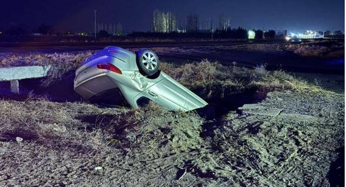 El Peugeot cayó a un canal de riego y se dio vuelta.