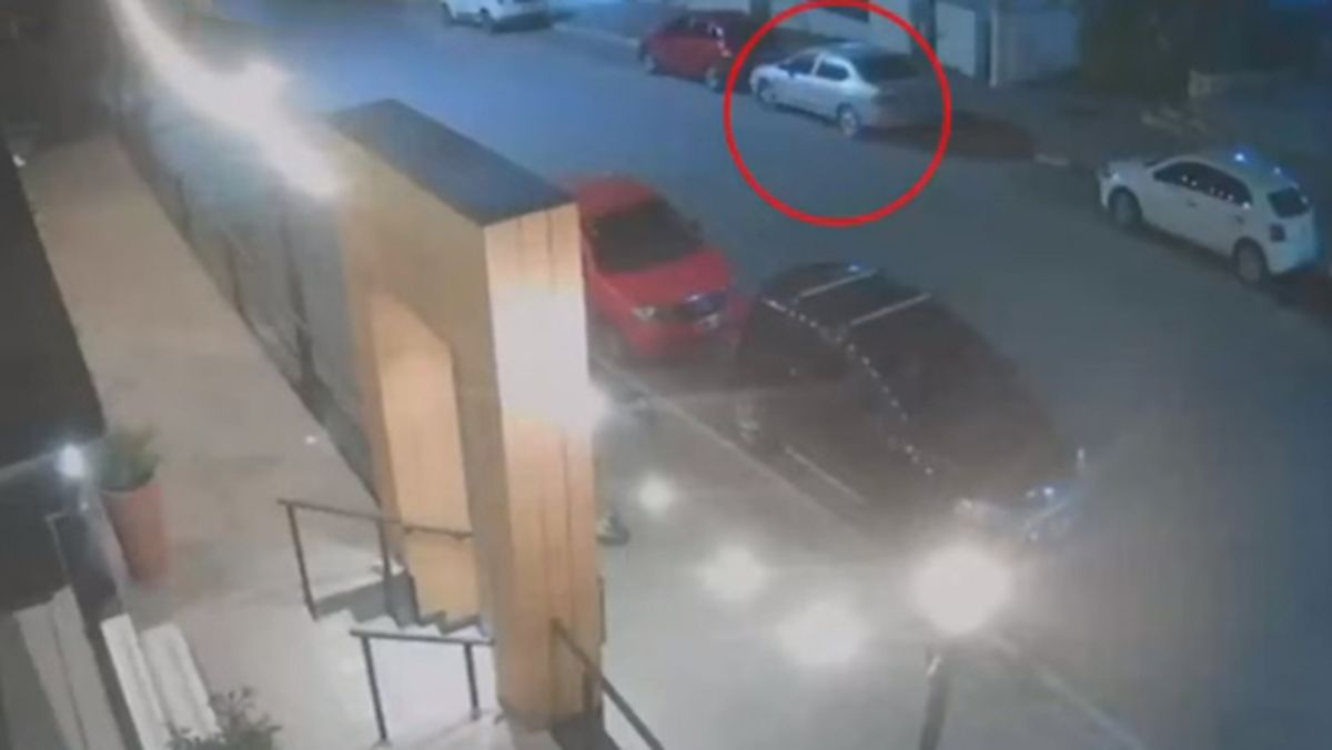 Un auto explotó en Córdoba luego de que su dueño lo encendiera.