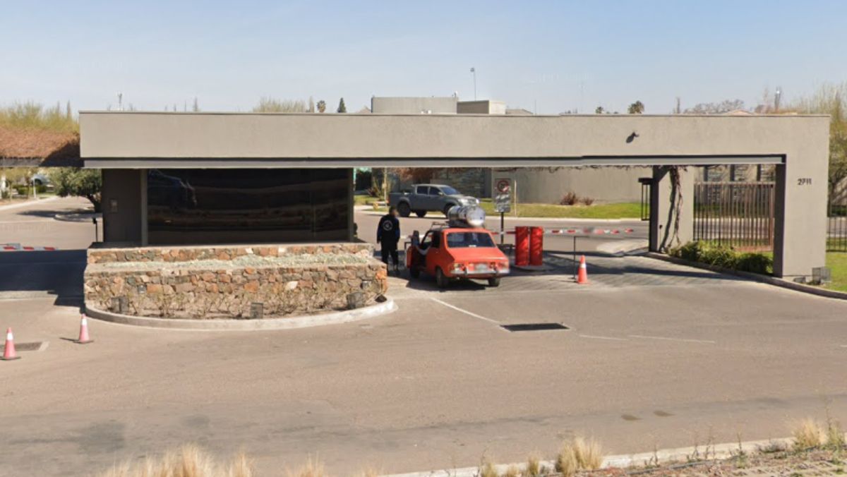 En este barrio privado de calle Elpidio González, de Guaymallén, lograron colarse unos malvivientes para ingresar a una vivienda y asaltar a sus habitantes, llevándose dinero en efectivo y aparatos electrónicos.