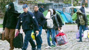 París evacúa a cientos de migrantes de campamentos