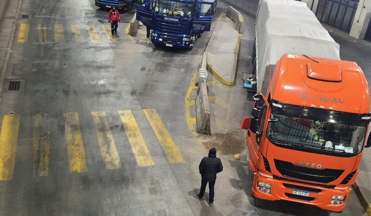 Durante los 14 días que el paso a Chile se cerró de noche para hacer reparaciones en el túnel internacional, cruzaron a Chile 1.300 camiones por día. Imagen ilustrativa. Durante los 14 días que el paso a Chile se cerró de noche para hacer reparaciones en el túnel internacional, cruzaron a Chile 1.300 camiones por día. Imagen ilustrativa.