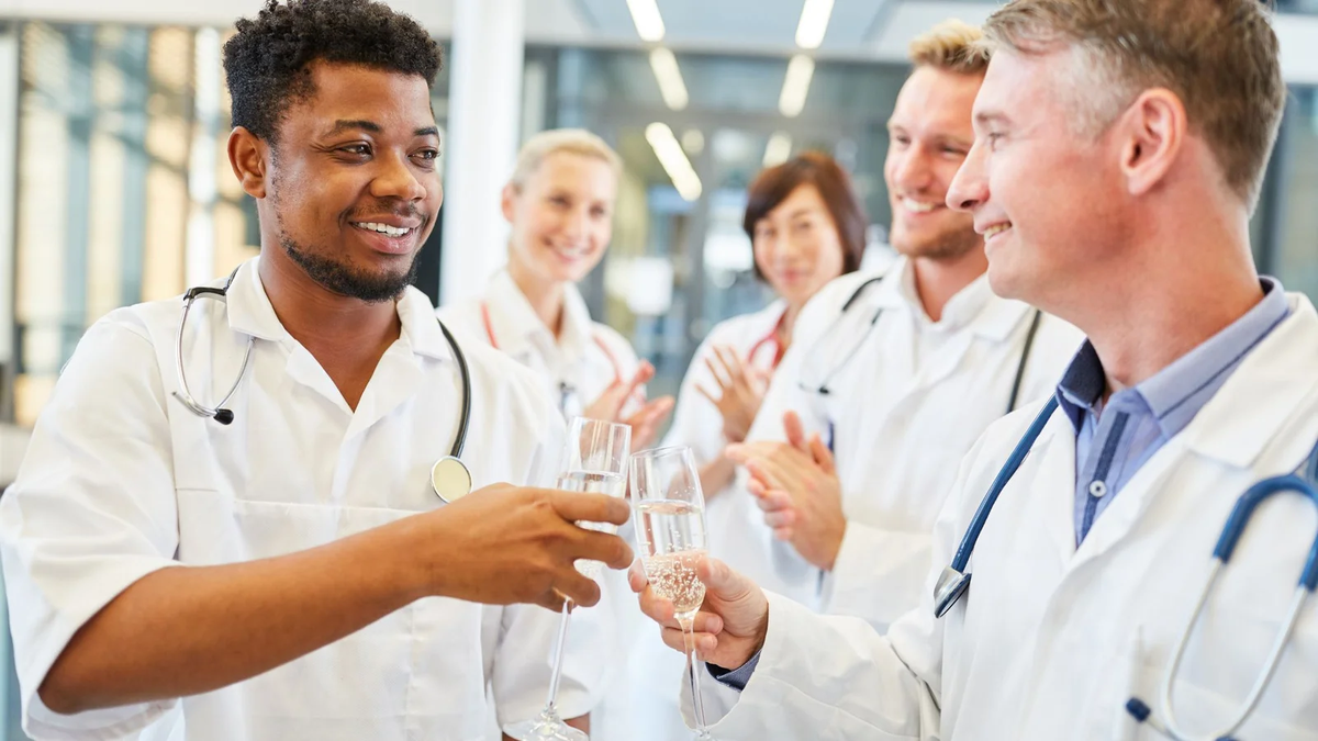 La ley fue firmada en abril por el gobernador republicano Ron DeSantis y abre la esperanza para 30 mil profesionales de salud extranjeros.