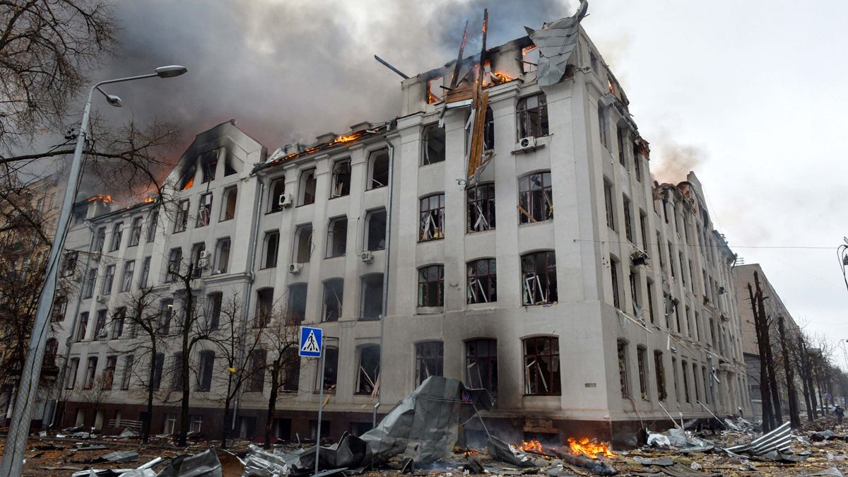 La escena de un incendio en el edificio del Departamento de Economía de la Universidad Nacional Karazin Kharkiv