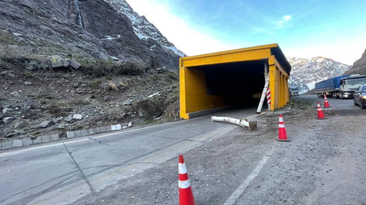 Este es el cobertizo 2, cuando mostraba huellas del impacto del camión que tuvo el accidente fatal donde perdió la vida un chofer argentino.