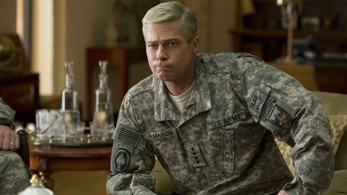 El actor Brad Pitt interpreta al general Glen McMahon en la película de Netflix.