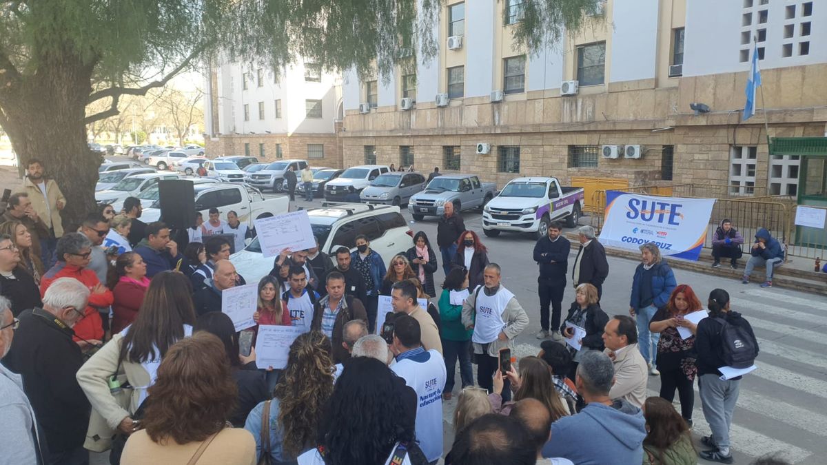 Tras ver los descuentos que recibieron por los días de paro, desde el SUTE se manifestaron en Casa de Gobierno y adelantaron que denunciarán penalmente al titular de la DGE, José Thomas.