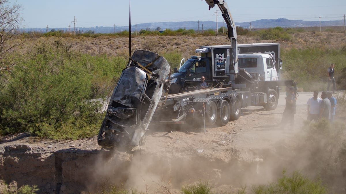 El auto corsa gris que conducía Mariana Juárez fue rescatado por una grúa. El auto corsa gris que conducía Mariana Juárez fue rescatado por una grúa.