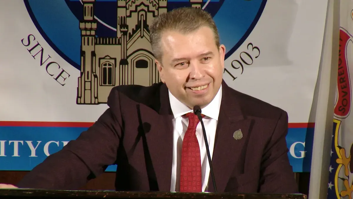 El anuncio fue realizado por Pedro Martínez, director ejecutivo de las Escuelas Públicas de Chicago. El anuncio fue realizado por Pedro Martínez, director ejecutivo de las Escuelas Públicas de Chicago.