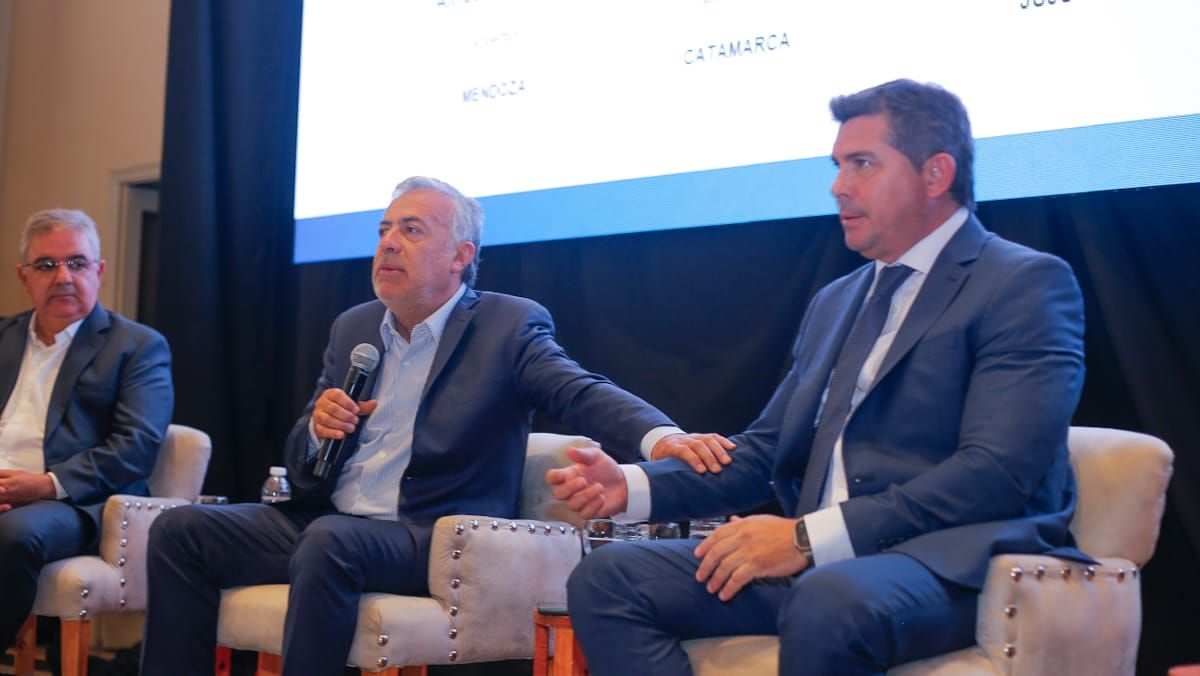 En la reunión que convocó a los gobernadores de la Mesa del Cobre en Mendoza, el sanjuanino Marcelo Orrego planteó la necesidad de avanzar con una reforma de la ley de Glaciares. En la reunión que convocó a los gobernadores de la Mesa del Cobre en Mendoza, el sanjuanino Marcelo Orrego planteó la necesidad de avanzar con una reforma de la ley de Glaciares.