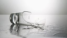 Reciclaje: los vasos de vidrio rotos pueden convertse en esta maravillosa idea decorativa
