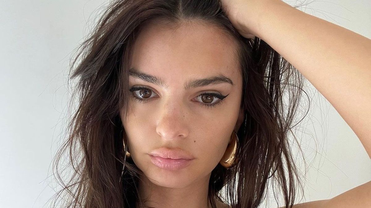 Emily Ratajkowski encendió el verano con un corpiño triangulito y bombacha  estilo taparrabos XXS