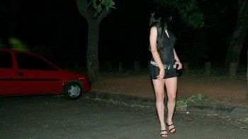 Travesti agarró a golpes a una abuelita porque no le sirvió un vaso de vino