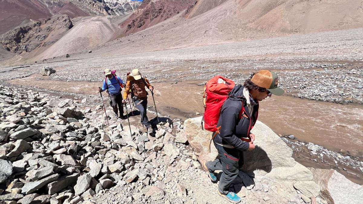 El equipo cumbre de El Siete caminó por playa ancha, una quebrada lisa con un paisaje similar durante varios kilómetros. El equipo cumbre de El Siete caminó por playa ancha, una quebrada lisa con un paisaje similar durante varios kilómetros.
