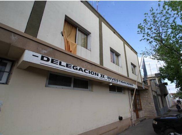 Dos parejas con armas de juguete asaltaron una panchería y terminaron presos