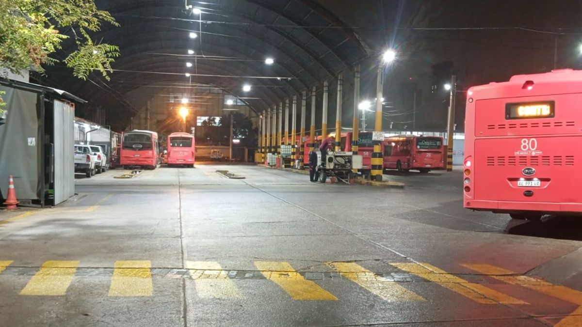 La Policía custodió los garajes de los colectivos para evitar la llegada de barrabravas.