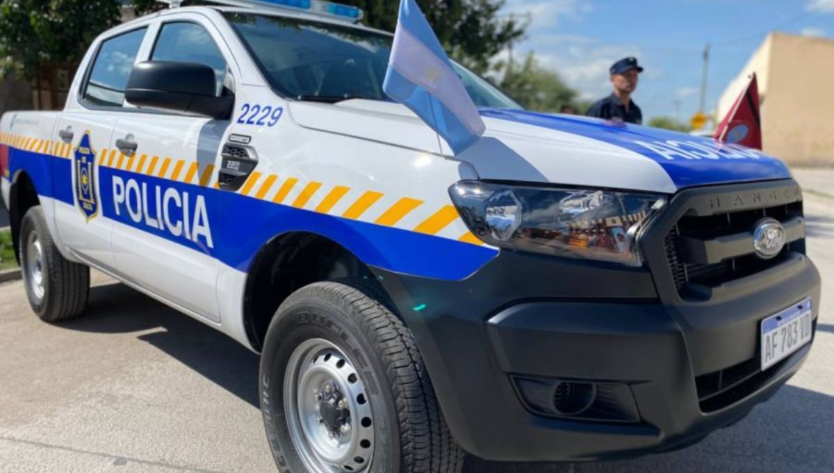 Increíble: un policía le robó las cubiertas a su patrullero y las vendió para pagar una deuda