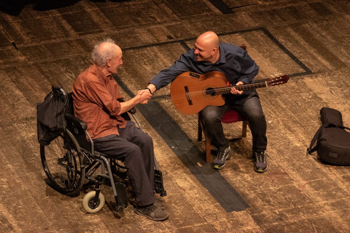 Sacada de la realidad. La obra de Ernesto Suárez trata de un anciano abandonado en un asilo y la relación que entabla con un músico que va de visita.