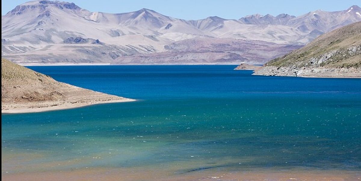 La Laguna del Maule, una belleza natural que queda solo a 7 km del Paso Pehuenche, en la República de Chile La Laguna del Maule, una belleza natural que queda solo a 7 km del Paso Pehuenche, en la República de Chile