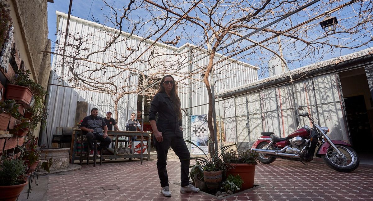 El patio de su casa es antesala a la Clínica de Motos. Allí comparte asados y mates con sus clientes. El patio de su casa es antesala a la Clínica de Motos. Allí comparte asados y mates con sus clientes.